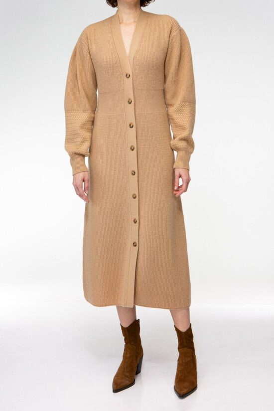 IVI collection SOLID KNIT Kleid mit durchgehender Knopfleiste aus Wolle und Kaschmir in camel braun aus der AW24 Kollektion. IVI collection SOLID KNIT dress with full-length button placket made of wool and cashmere in camel brown from the AW24 collection.