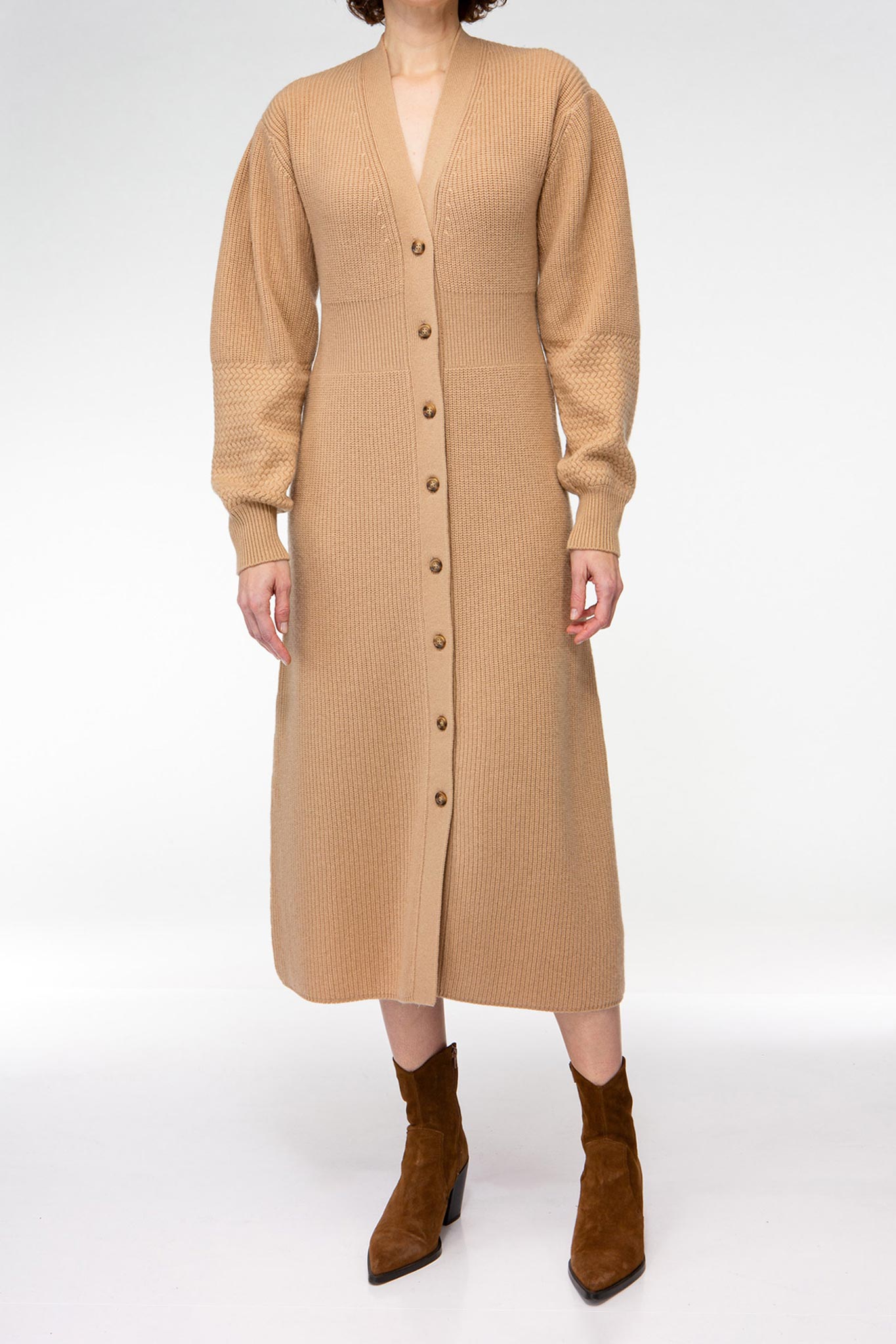 IVI collection SOLID KNIT Kleid mit durchgehender Knopfleiste aus Wolle und Kaschmir in camel braun aus der AW24 Kollektion. IVI collection SOLID KNIT dress with full-length button placket made of wool and cashmere in camel brown from the AW24 collection.