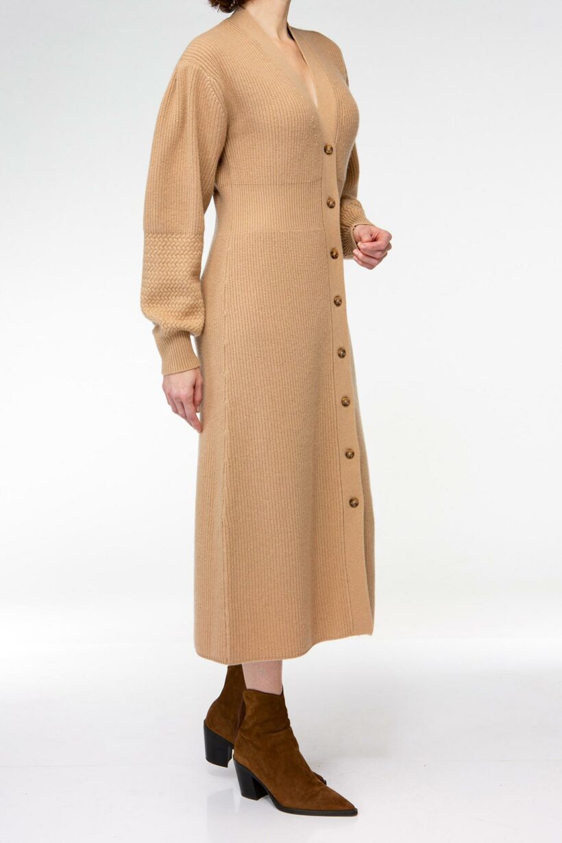 IVI collection SOLID KNIT Kleid mit durchgehender Knopfleiste aus Wolle und Kaschmir in camel braun aus der AW24 Kollektion.

IVI collection SOLID KNIT dress with full-length button placket made of wool and cashmere in camel brown from the AW24 collection.