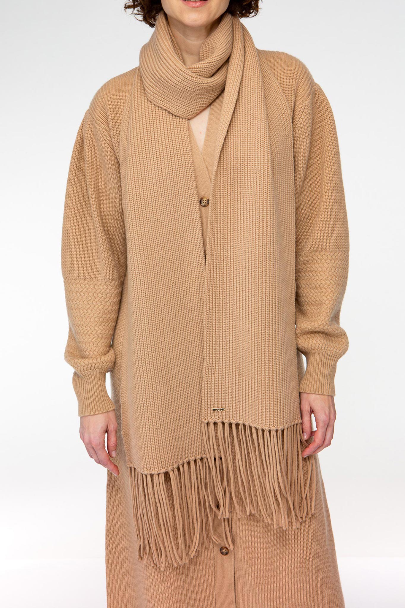 IVI collection SOLID KNIT langer Wollschal mit Fransen in der Farbe camel braun aus der AW24 Kollektion. IVI collection SOLID KNIT long wool scarf with fringes in the color camel brown from the AW24 collection.