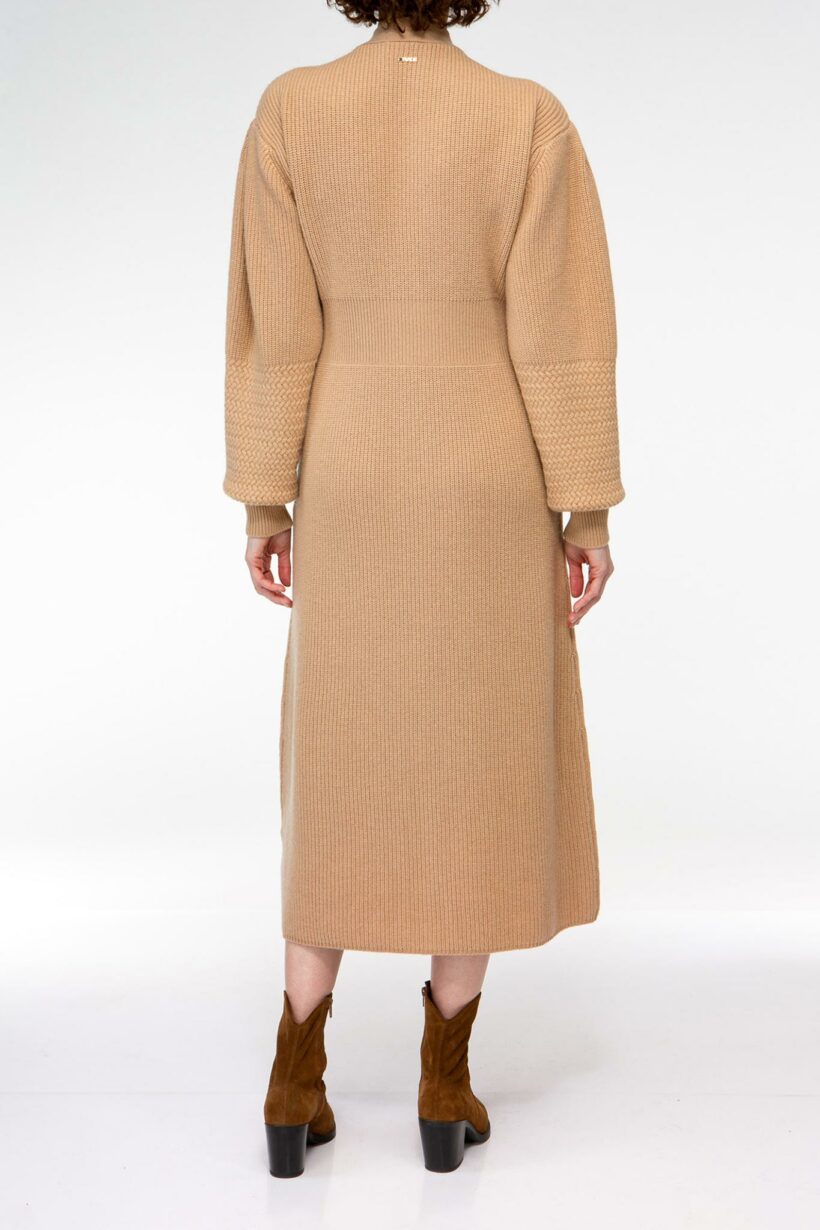 IVI collection SOLID KNIT Kleid mit durchgehender Knopfleiste aus Wolle und Kaschmir in camel braun aus der AW24 Kollektion.

IVI collection SOLID KNIT dress with full-length button placket made of wool and cashmere in camel brown from the AW24 collection.