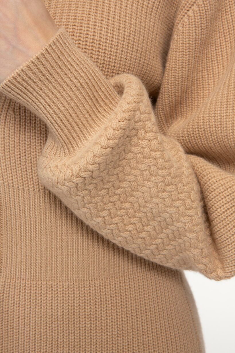 IVI collection SOLID KNIT Kleid mit durchgehender Knopfleiste aus Wolle und Kaschmir in camel braun aus der AW24 Kollektion.

IVI collection SOLID KNIT dress with full-length button placket made of wool and cashmere in camel brown from the AW24 collection.
