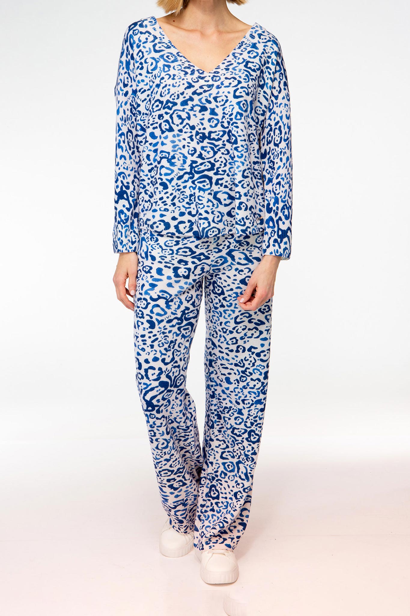 IVI collection BLUE LEO lässiger Strickpullover aus 100% Merino Wolle mit V-Ausschnitt im blauem Leo-Print aus der AW24 Kollektion. IVI collection BLUE LEO casual knitted sweater made of 100% merino wool with a V-neck in a blue leopard print from the AW24 collection.