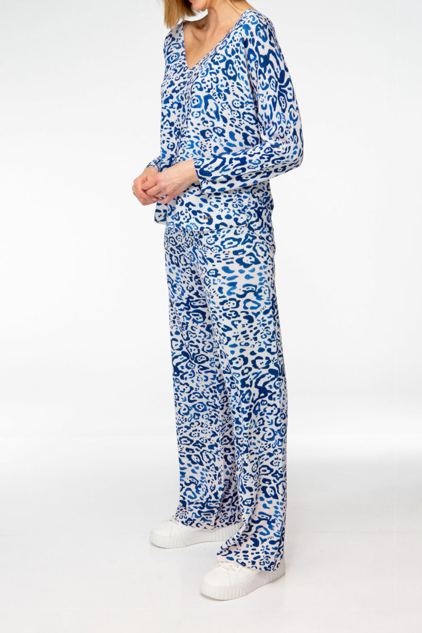 IVI collection BLUE LEO lässiger Strickpullover aus 100% Merino Wolle mit V-Ausschnitt im blauem Leo-Print aus der AW24 Kollektion.

IVI collection BLUE LEO casual knitted sweater made of 100% merino wool with a V-neck in a blue leopard print from the AW24 collection.