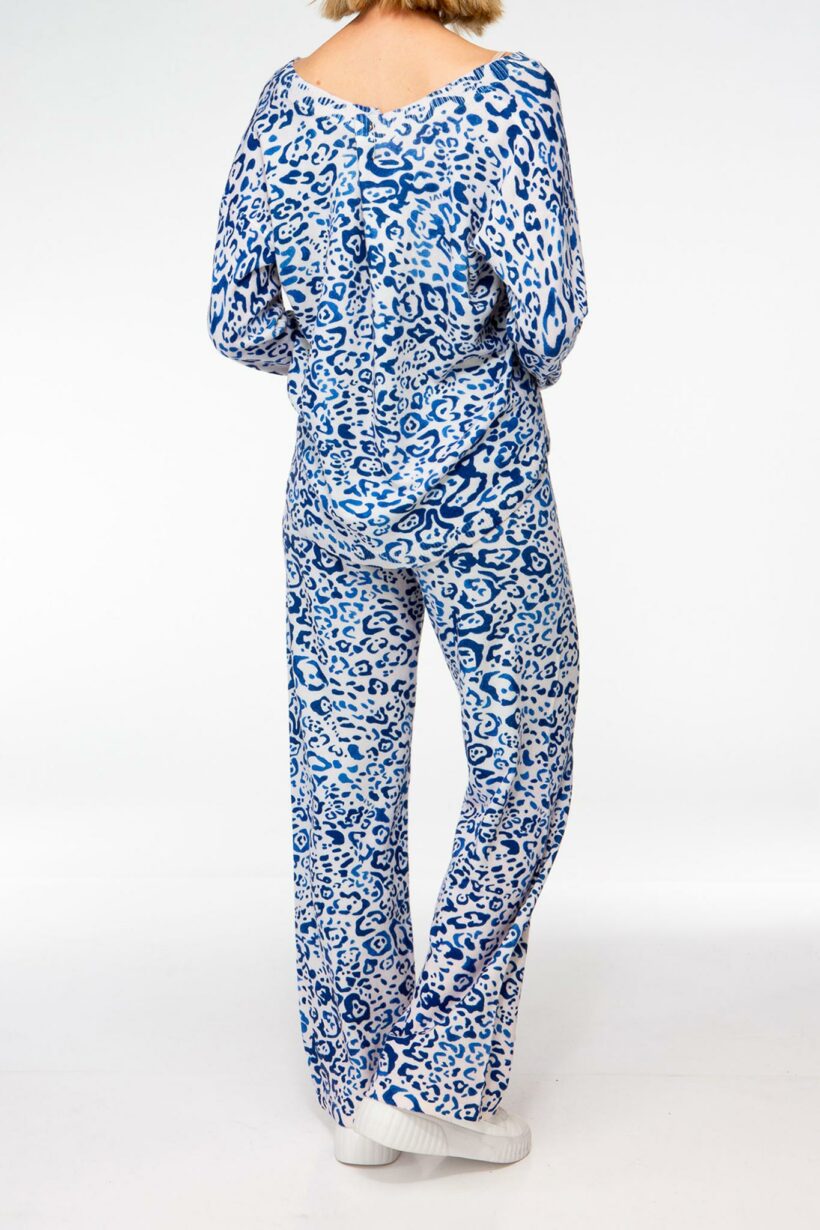IVI collection BLUE LEO lässiger Strickpullover aus 100% Merino Wolle mit V-Ausschnitt im blauem Leo-Print aus der AW24 Kollektion.

IVI collection BLUE LEO casual knitted sweater made of 100% merino wool with a V-neck in a blue leopard print from the AW24 collection.