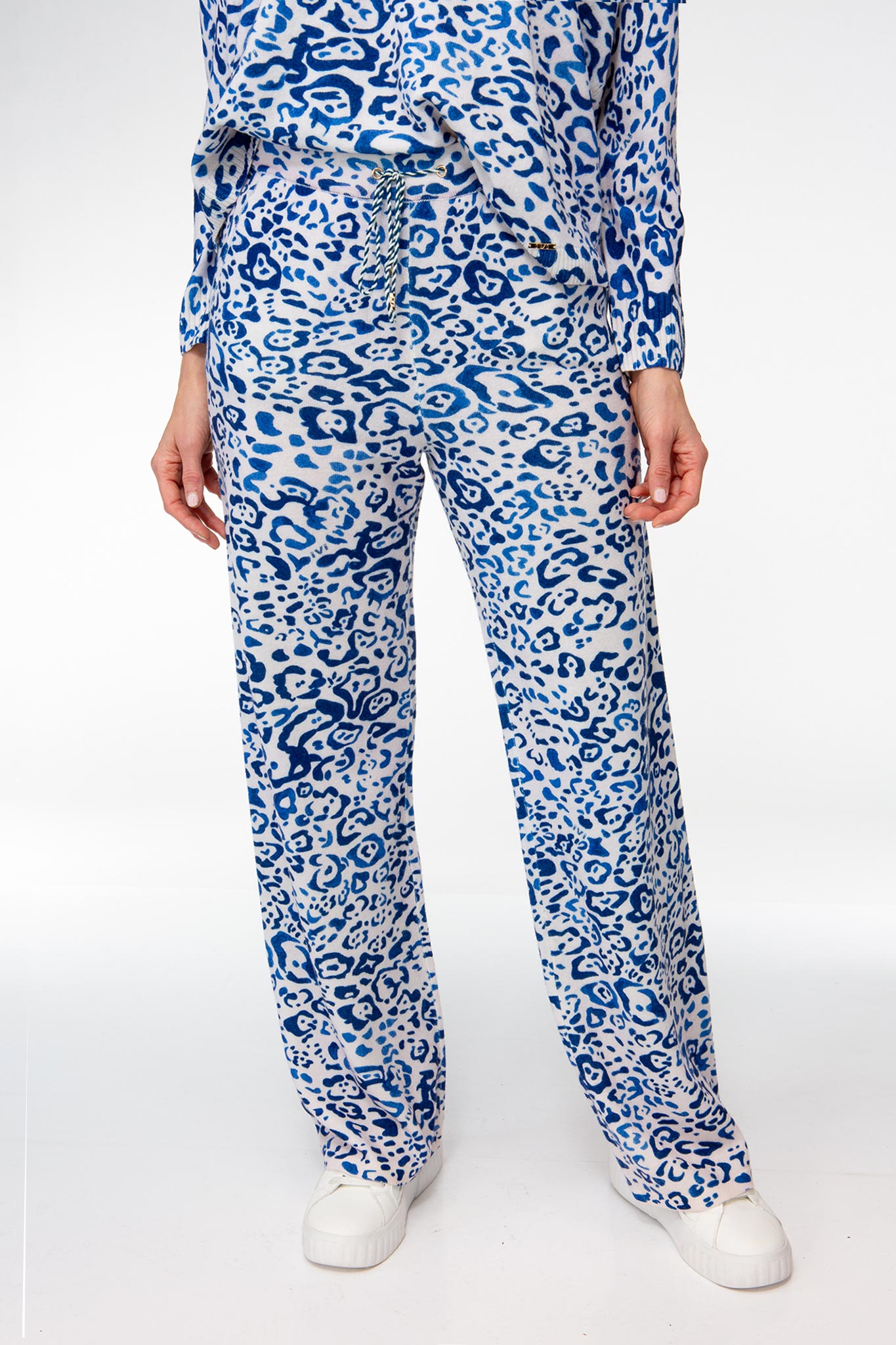 IVI collection BLUE LEO gestrickte Hose mit geradem Bein aus softer Merinowolle mit blauem Leo-Print aus der AW24 Kollektion. IVI collection BLUE LEO knitted straight-leg trousers in soft merino wool with a blue leopard print from the AW24 collection.