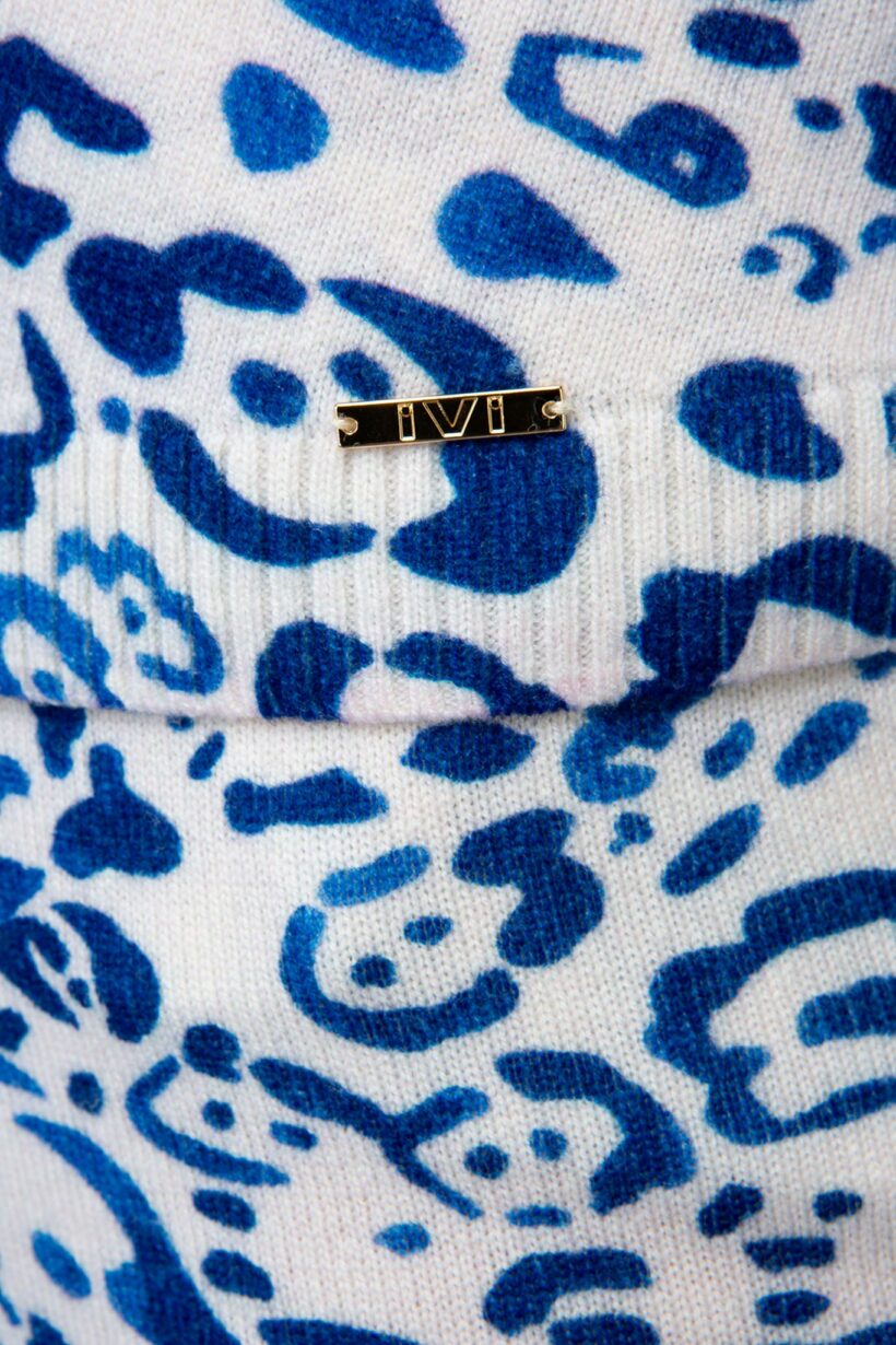 IVI collection BLUE LEO gestrickte Hose mit geradem Bein aus softer Merinowolle mit blauem Leo-Print aus der AW24 Kollektion.

IVI collection BLUE LEO knitted straight-leg trousers in soft merino wool with a blue leopard print from the AW24 collection.