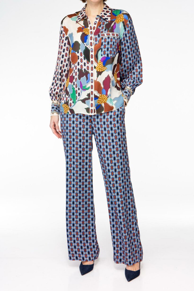IVI collection BLUE BELL Hemdbluse aus Seide mit platziertem Blüten-Print in multicolor aus der AW24 Kollektion. IVI collection BLUE BELL shirt blouse made of silk with a floral print in multicolor from the AW24 collection.