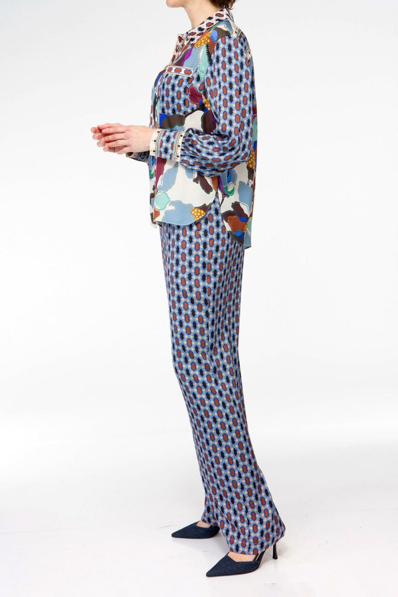 IVI collection BLUE BELL Hemdbluse aus Seide mit platziertem Blüten-Print in multicolor aus der AW24 Kollektion. IVI collection BLUE BELL shirt blouse made of silk with a floral print in multicolor from the AW24 collection.