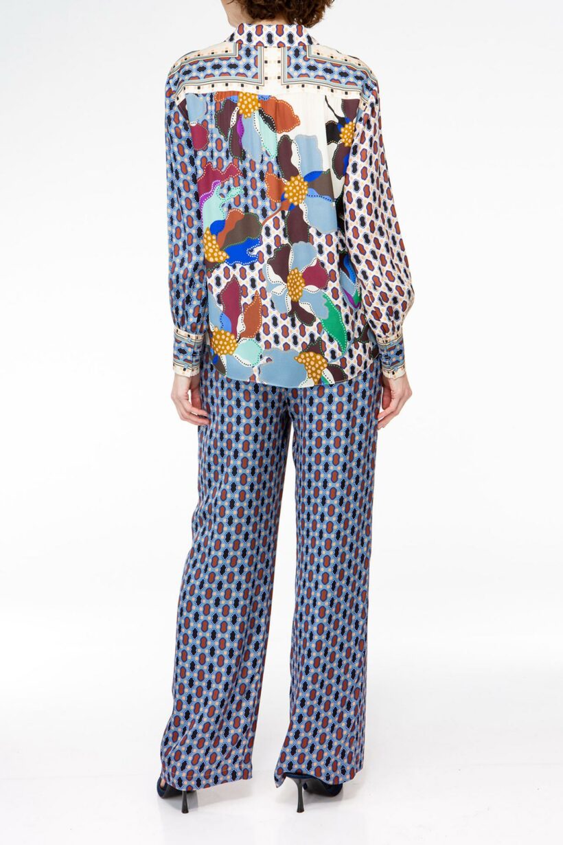 IVI collection BLUE BELL Hemdbluse aus Seide mit platziertem Blüten-Print in multicolor aus der AW24 Kollektion. IVI collection BLUE BELL shirt blouse made of silk with a floral print in multicolor from the AW24 collection.