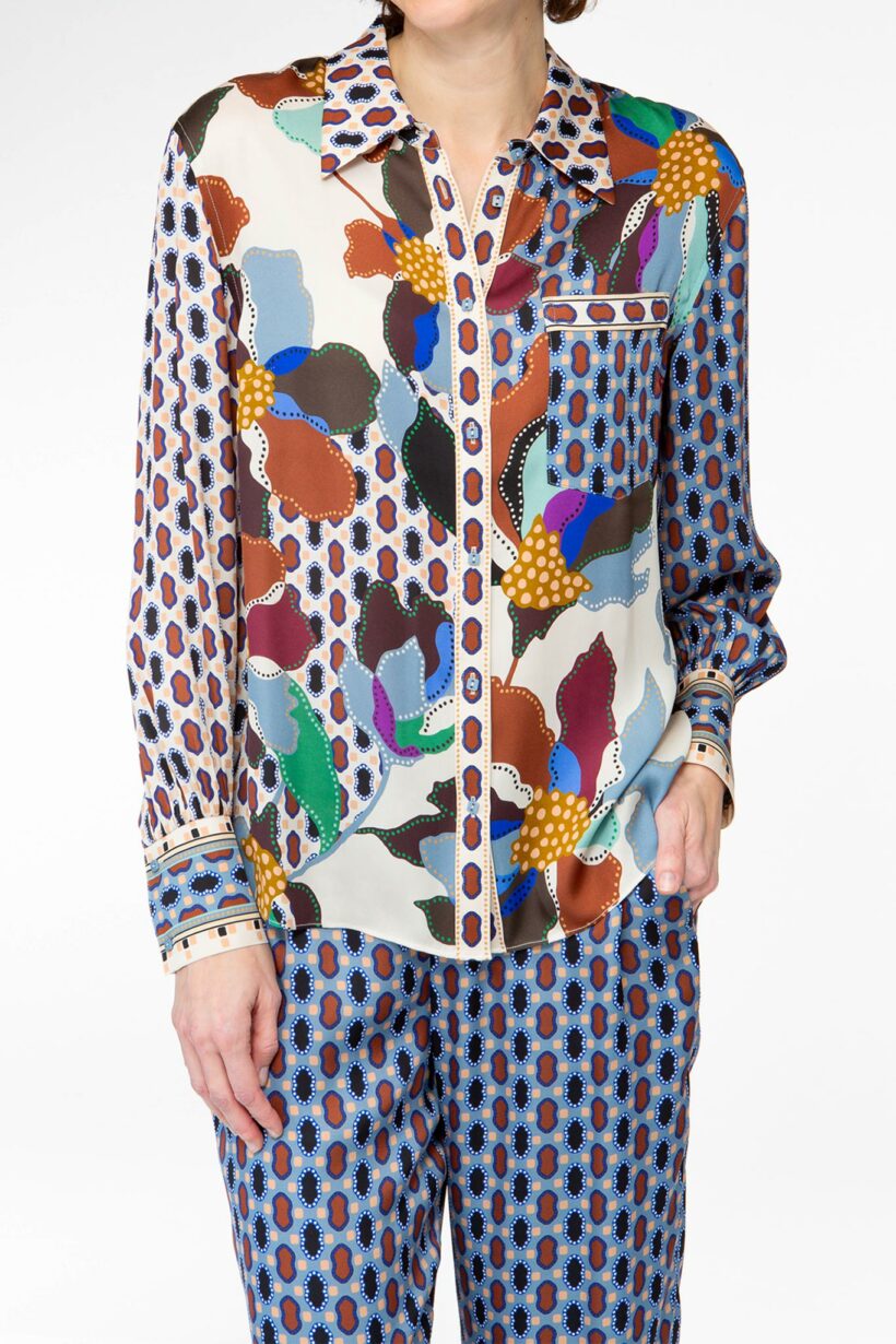 IVI collection BLUE BELL Hemdbluse aus Seide mit platziertem Blüten-Print in multicolor aus der AW24 Kollektion. IVI collection BLUE BELL shirt blouse made of silk with a floral print in multicolor from the AW24 collection.