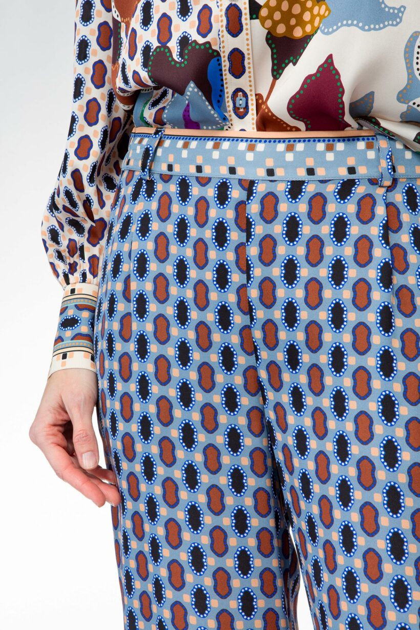 IVI collection BLUE BELL Seidenhose mit weitem Bein mit platziertem Blüten-Print in multicolor aus der AW24 Kollektion. IVI collection BLUE BELL silk wide-leg trousers with a floral print in multicolor from the AW24 collection.