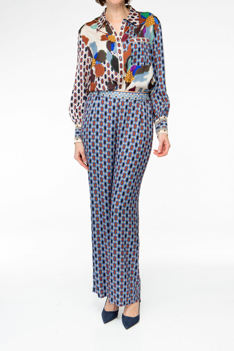 IVI collection BLUE BELL Hemdbluse aus Seide mit platziertem Blüten-Print in multicolor aus der AW24 Kollektion. IVI collection BLUE BELL shirt blouse made of silk with a floral print in multicolor from the AW24 collection.