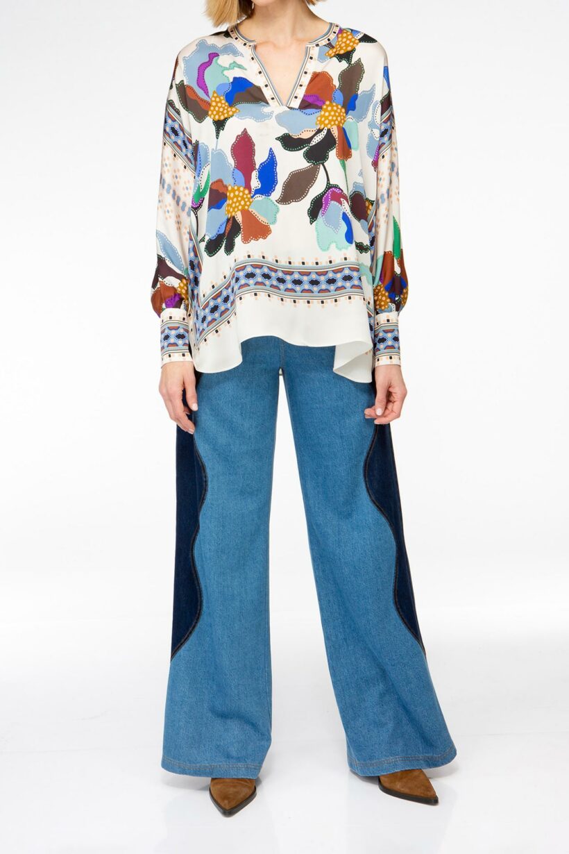 IVI collection BLUE BELL Seidentunika mit platziertem Blüten-Print in multicolor aus der AW24 Kollektion. IVI collection BLUE BELL silk tunic with placed flower print in multicolor from the AW24 collection.