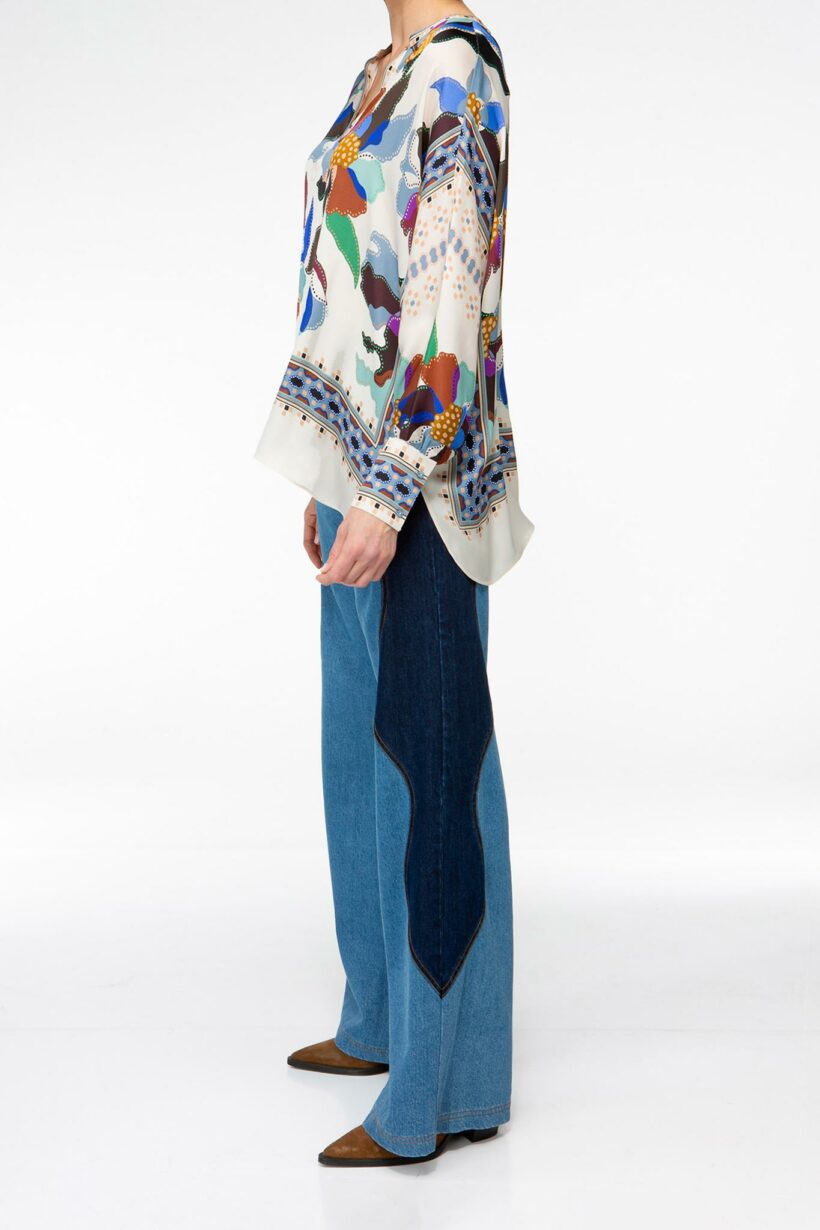 IVI collection BLUE BELL Seidentunika mit platziertem Blüten-Print in multicolor aus der AW24 Kollektion. IVI collection BLUE BELL silk tunic with placed flower print in multicolor from the AW24 collection.
