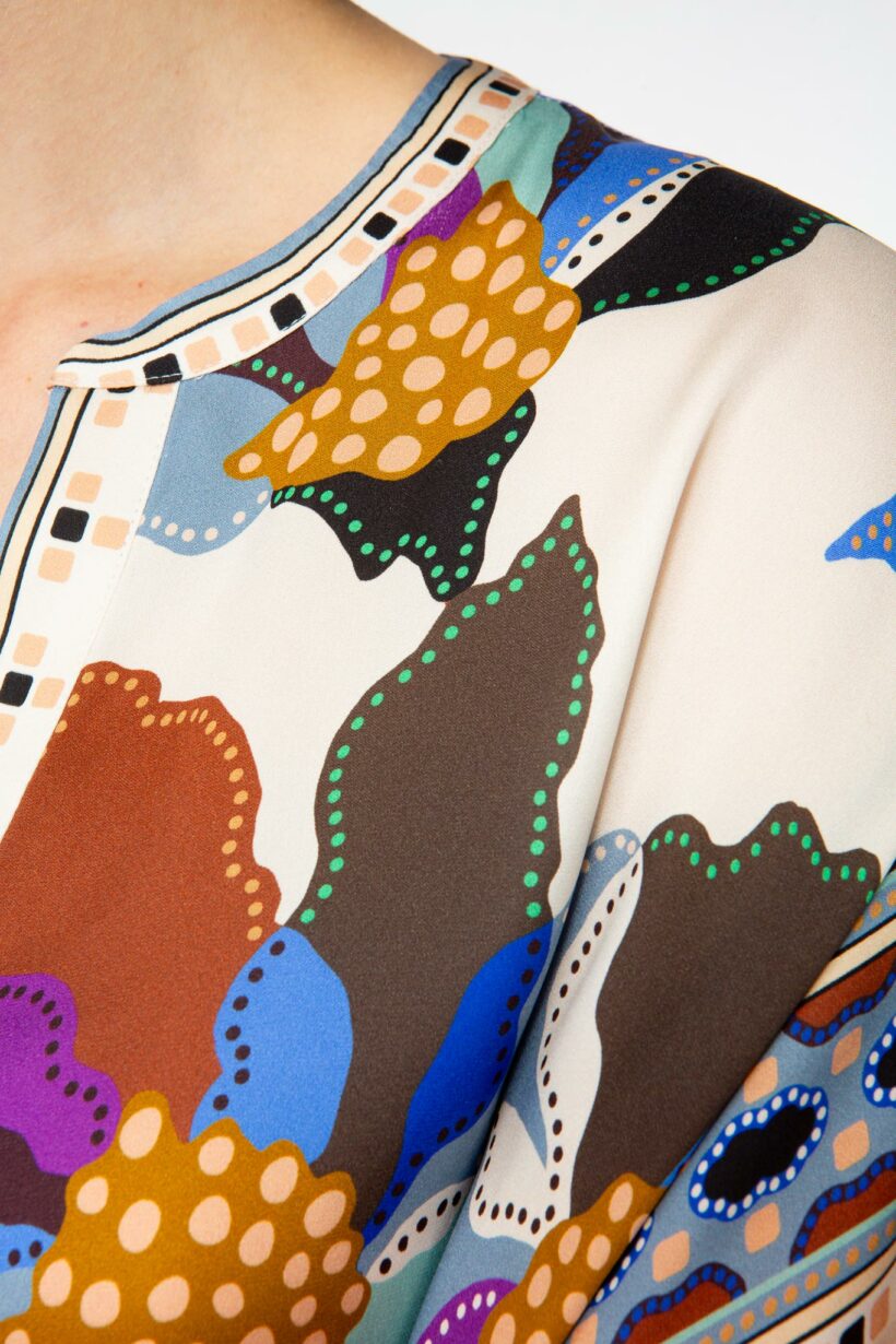 IVI collection BLUE BELL Seidentunika mit platziertem Blüten-Print in multicolor aus der AW24 Kollektion. IVI collection BLUE BELL silk tunic with placed flower print in multicolor from the AW24 collection.