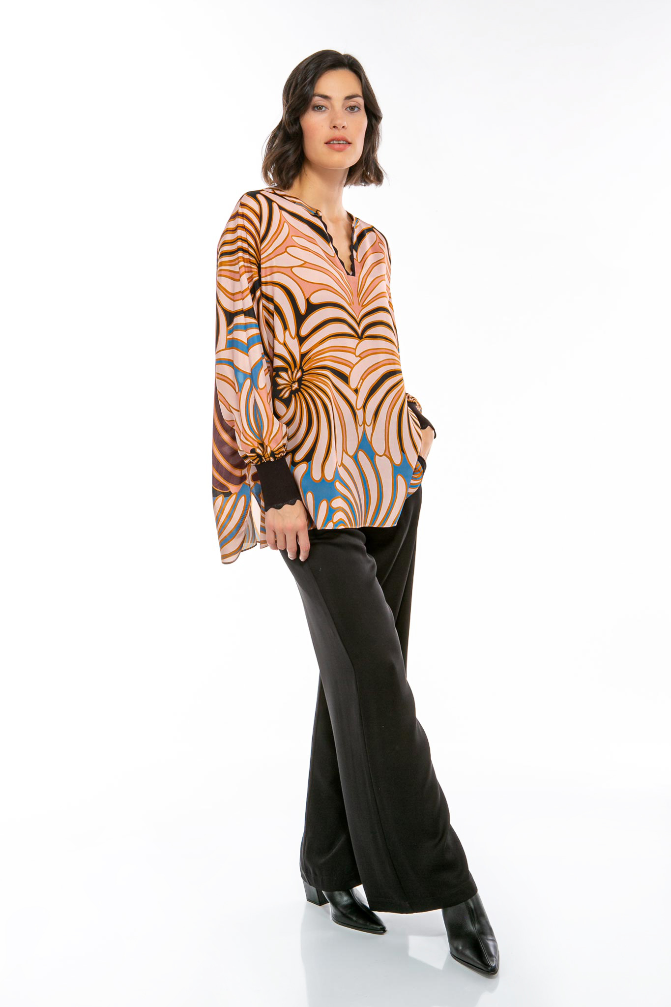 IVI collection SWIRL hochwertige Seidentunika in den Farben rose und schwarz aus der Resort25 Kollektion. IVI collection SWIRL high-quality silk tunic in the colors rose and black from the Resort25 collection.