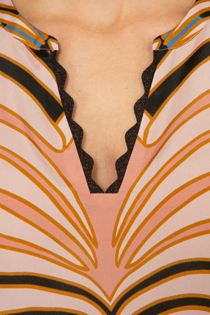 IVI collection SWIRL hochwertige Seidentunika in den Farben rose und schwarz aus der Resort25 Kollektion.

IVI collection SWIRL high-quality silk tunic in the colors rose and black from the Resort25 collection.