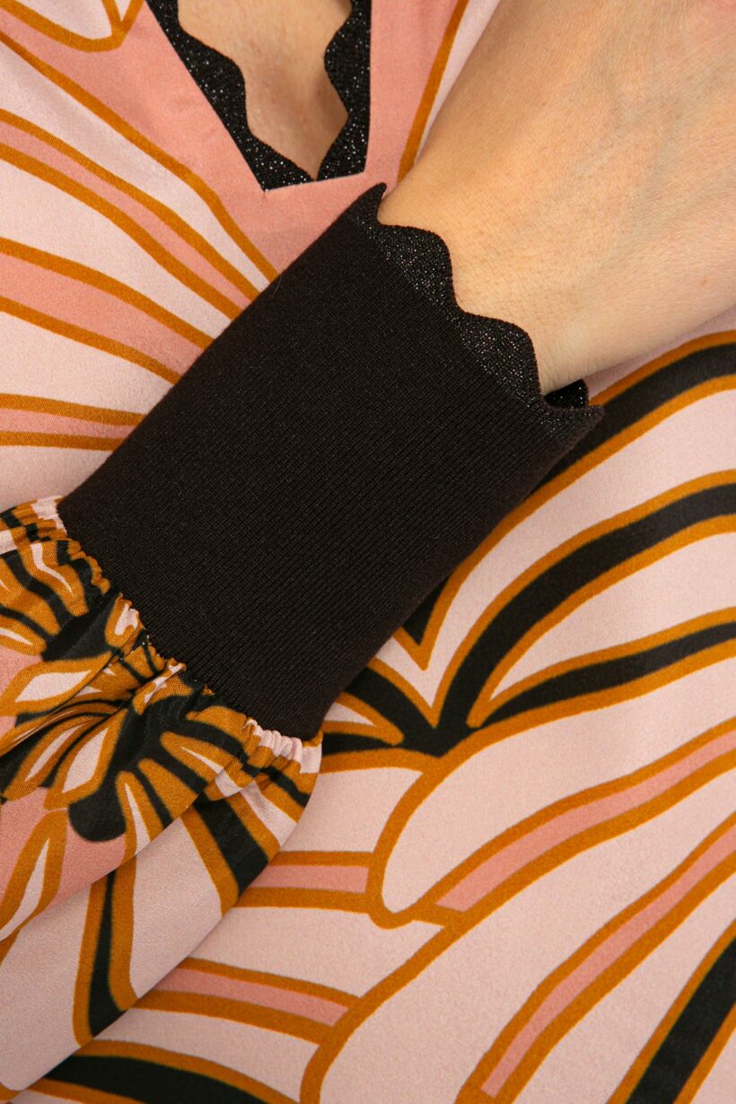 IVI collection SWIRL hochwertige Seidentunika in den Farben rose und schwarz aus der Resort25 Kollektion.

IVI collection SWIRL high-quality silk tunic in the colors rose and black from the Resort25 collection.