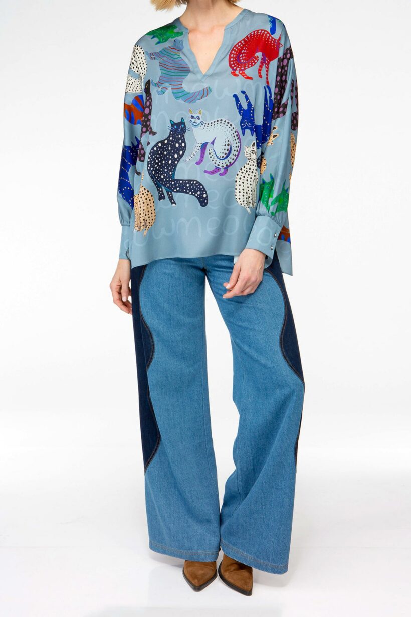 IVI collection CATS Seidentunika im lässigen Fit mit V-Ausschnitt in der Farbe blau aus der AW24 Kollektion.

IVI collection CATS silk tunic in a casual fit with a V-neckline in the color blue from the AW24 collection.