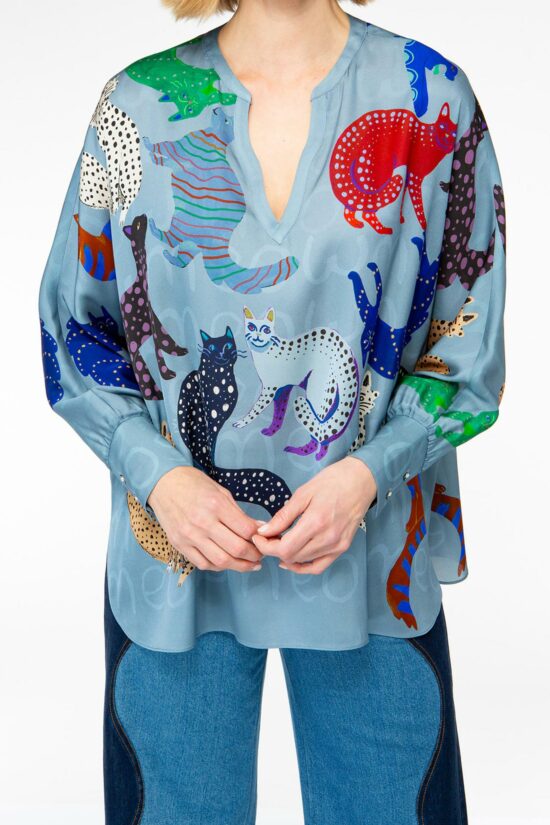 IVI collection CATS Seidentunika im lässigen Fit mit V-Ausschnitt in der Farbe blau aus der AW24 Kollektion. IVI collection CATS silk tunic in a casual fit with a V-neckline in the color blue from the AW24 collection.