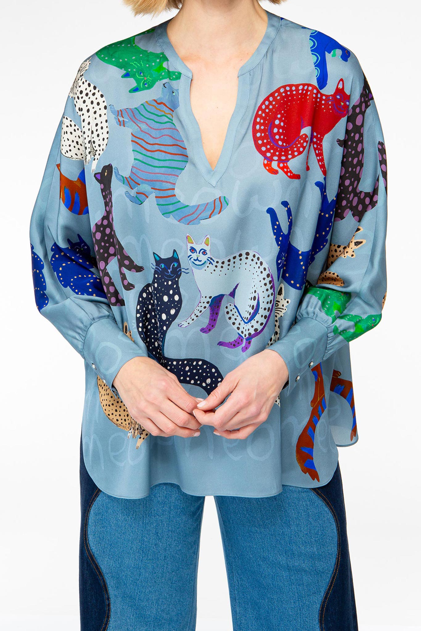 IVI collection CATS Seidentunika im lässigen Fit mit V-Ausschnitt in der Farbe blau aus der AW24 Kollektion. IVI collection CATS silk tunic in a casual fit with a V-neckline in the color blue from the AW24 collection.