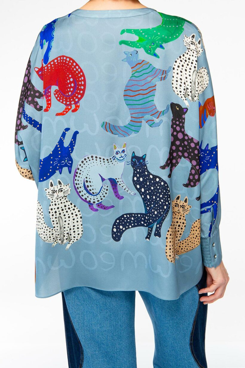 IVI collection CATS Seidentunika im lässigen Fit mit V-Ausschnitt in der Farbe blau aus der AW24 Kollektion.

IVI collection CATS silk tunic in a casual fit with a V-neckline in the color blue from the AW24 collection.