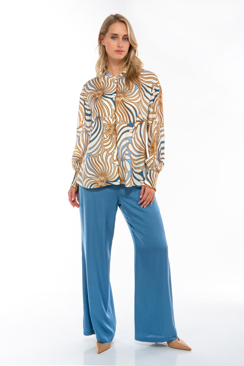 IVI collection SWIRL hochwertige Seidenbluse in den Farben hellblau und beige aus der Resort25 Kollektion.

IVI collection SWIRL high-quality silk blouse in the colors light blue and beige from the Resort25 collection.