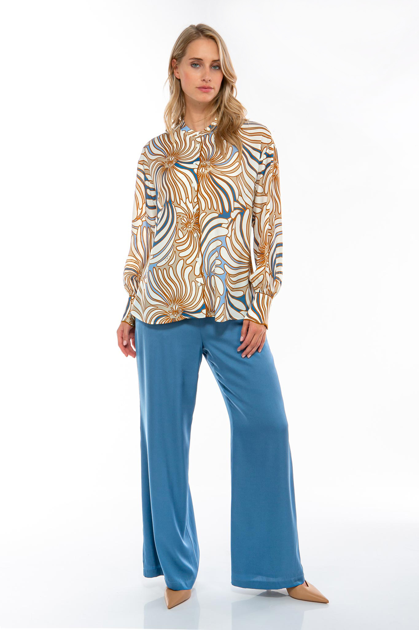 IVI collection SWIRL hochwertige Seidenbluse in den Farben hellblau und beige aus der Resort25 Kollektion. IVI collection SWIRL high-quality silk blouse in the colors light blue and beige from the Resort25 collection.