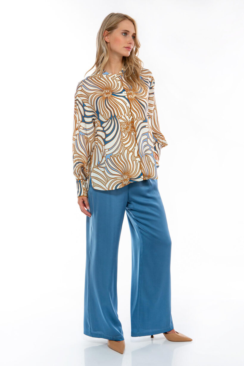 IVI collection SWIRL hochwertige Seidenbluse in den Farben hellblau und beige aus der Resort25 Kollektion.

IVI collection SWIRL high-quality silk blouse in the colors light blue and beige from the Resort25 collection.