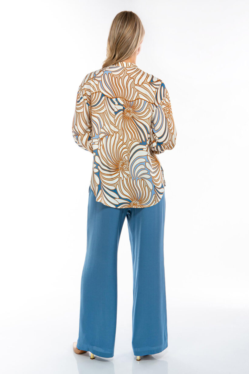 IVI collection SWIRL hochwertige Seidenbluse in den Farben hellblau und beige aus der Resort25 Kollektion.

IVI collection SWIRL high-quality silk blouse in the colors light blue and beige from the Resort25 collection.