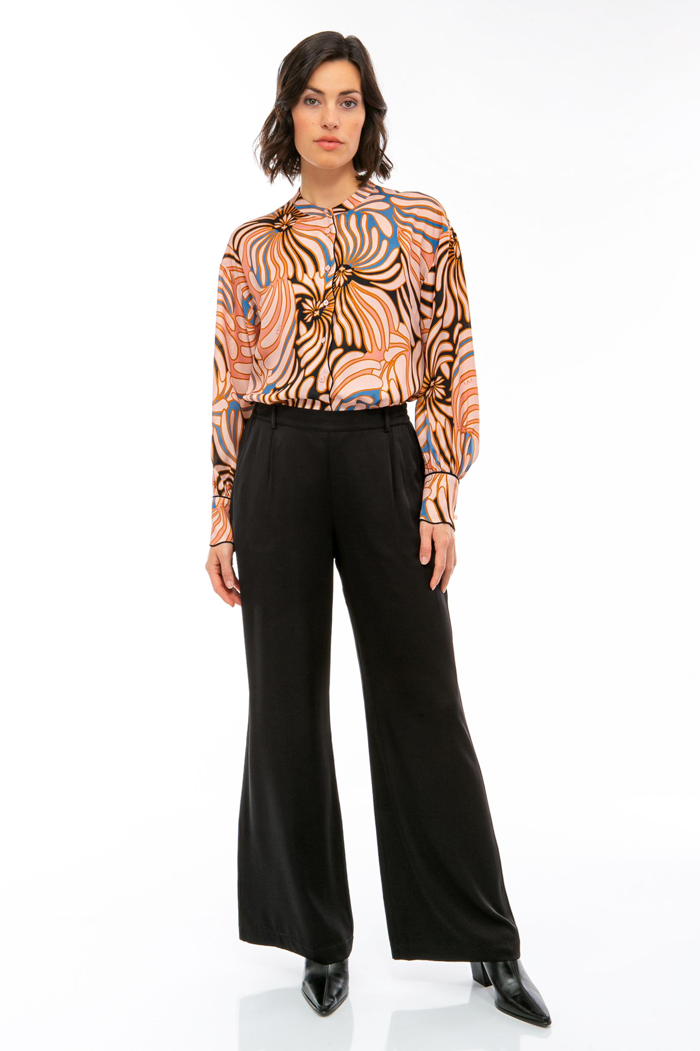 IVI collection SWIRL hochwertige Seidenbluse in den Farben rose und schwarz aus der Resort25 Kollektion. IVI collection SWIRL high-quality silk blouse in the colors rose and black from the Resort25 collection.