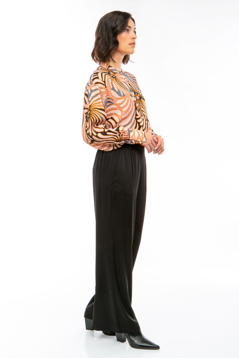 IVI collection SWIRL hochwertige Seidenbluse in den Farben rose und schwarz aus der Resort25 Kollektion. IVI collection SWIRL high-quality silk blouse in the colors rose and black from the Resort25 collection.