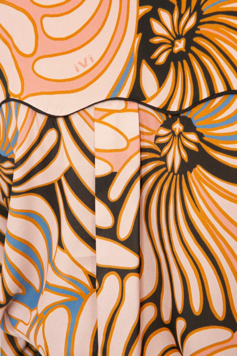 IVI collection SWIRL hochwertige Seidenbluse in den Farben rose und schwarz aus der Resort25 Kollektion. IVI collection SWIRL high-quality silk blouse in the colors rose and black from the Resort25 collection.