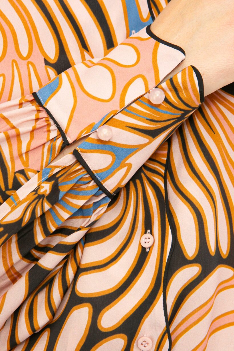 IVI collection SWIRL hochwertige Seidenbluse in den Farben rose und schwarz aus der Resort25 Kollektion. IVI collection SWIRL high-quality silk blouse in the colors rose and black from the Resort25 collection.