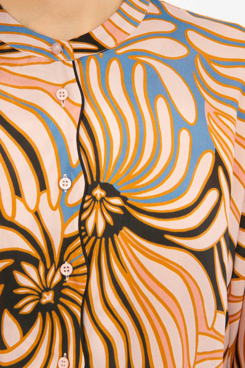 IVI collection SWIRL hochwertige Seidenbluse in den Farben rose und schwarz aus der Resort25 Kollektion. IVI collection SWIRL high-quality silk blouse in the colors rose and black from the Resort25 collection.