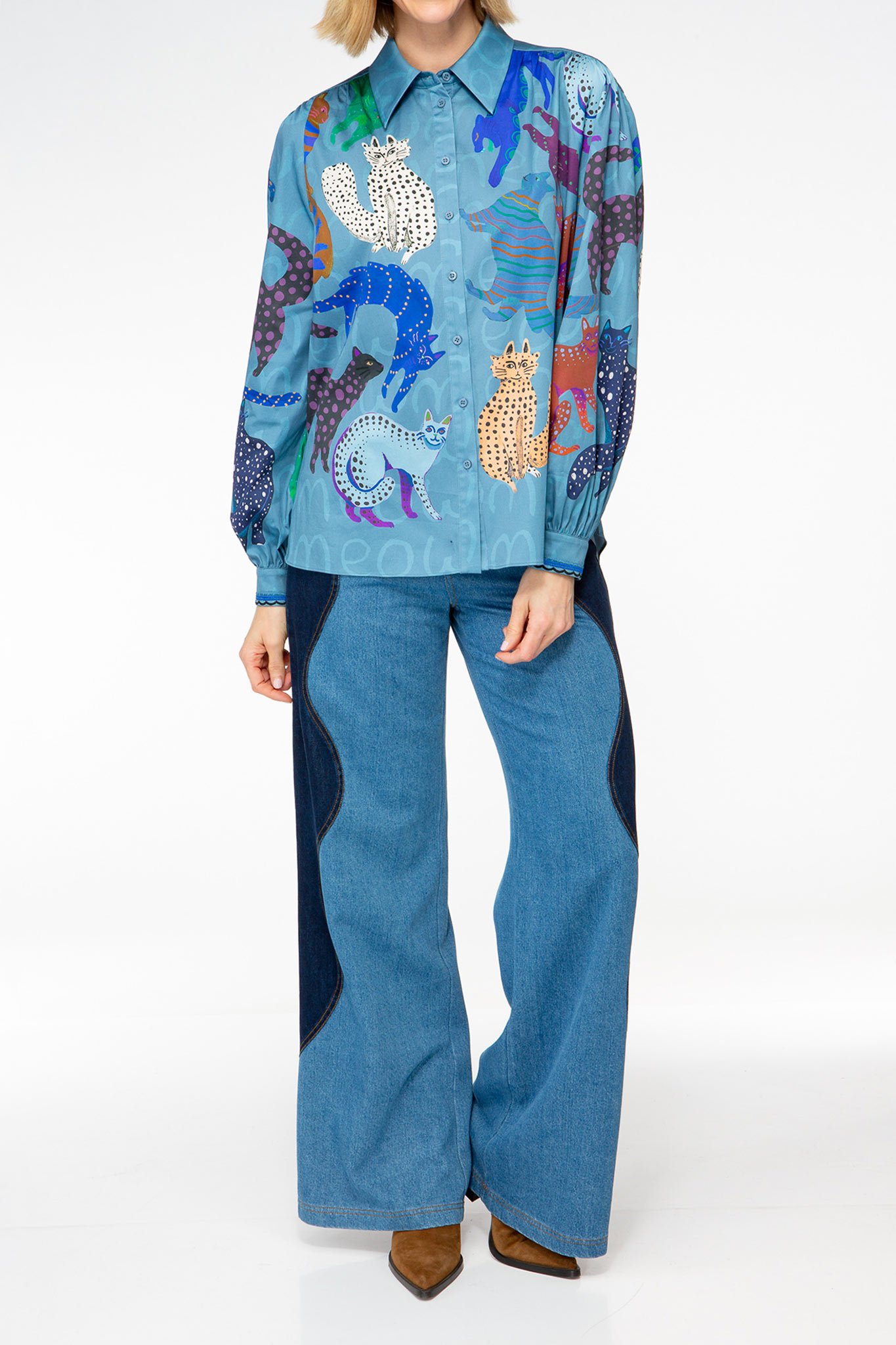 IVI collection CATS Baumwollbluse mit Statement-Katzen-Print in der Farbe blau aus der AW24 Kollektion. IVI collection CATS cotton blouse with statement cat print in blue from the AW24 collection.