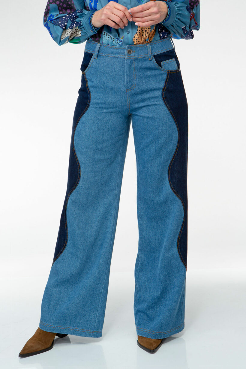 IVI collection DENIM Jeans mit weitem Bein und Wellen-Patch aus der AW24 Kollektion. IVI collection DENIM wide-leg jeans with a wave patch from the AW24 collection.