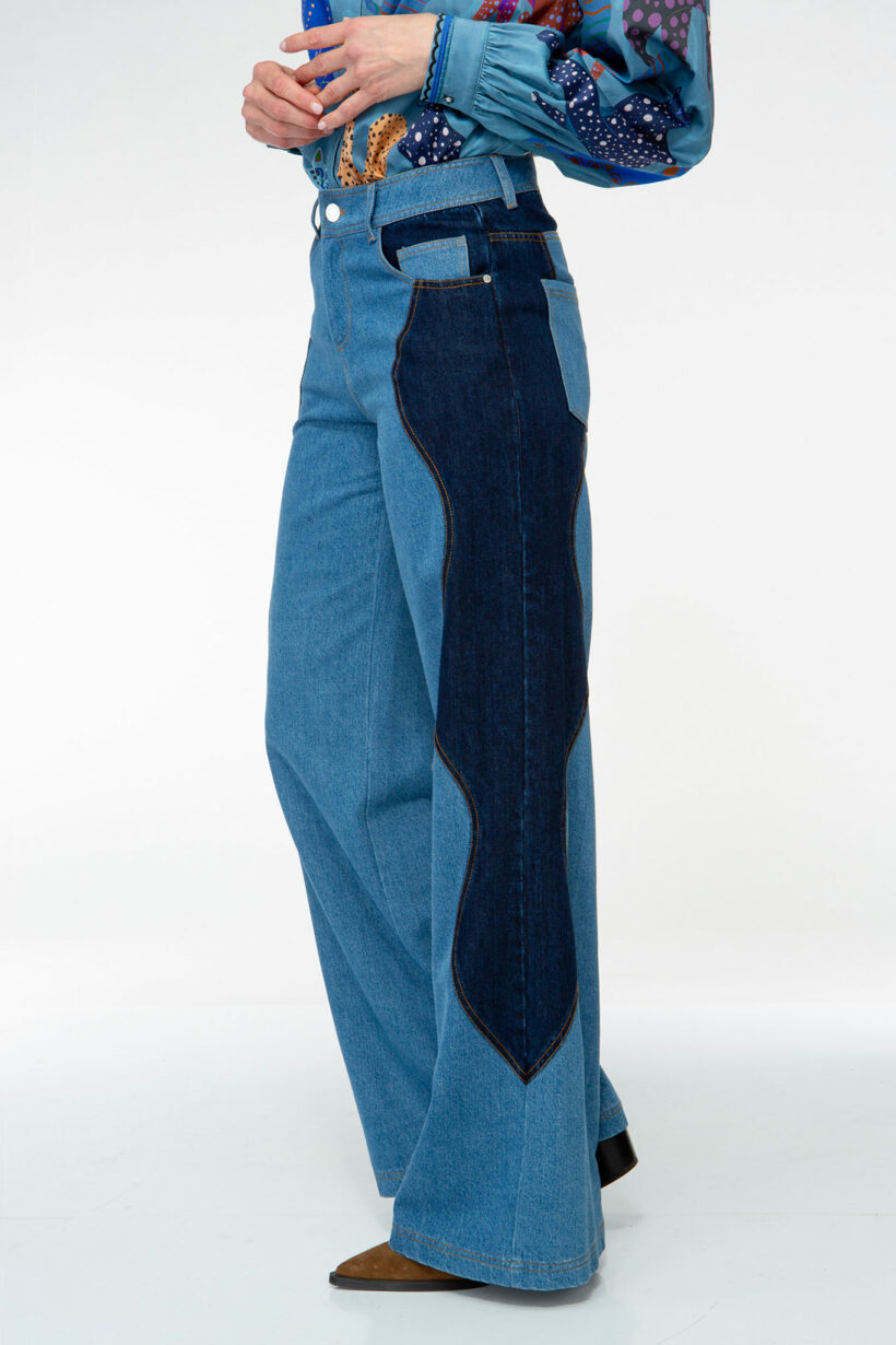 IVI collection DENIM Jeans mit weitem Bein und Wellen-Patch aus der AW24 Kollektion. IVI collection DENIM wide-leg jeans with a wave patch from the AW24 collection.