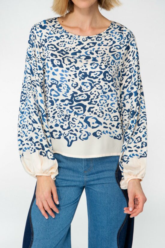 IVI collection BLUE LEO verkürzte Seidenbluse mit voluminösen Ärmeln mit blauem Leo-Print aus der AW24 Kollektion. IVI collection BLUE LEO cropped silk blouse with voluminous sleeves with a blue leo print from the AW24 collection.