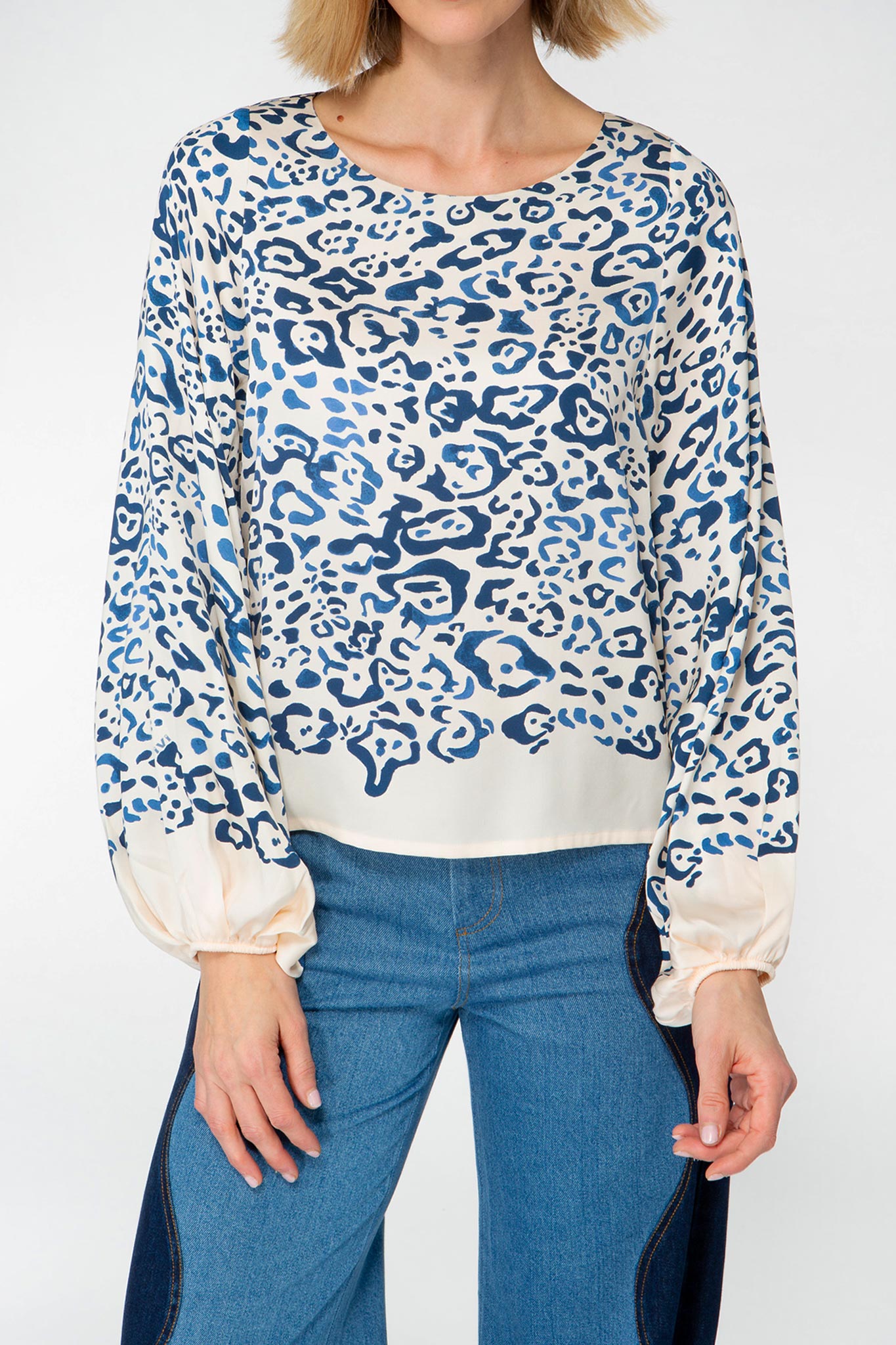 IVI collection BLUE LEO verkürzte Seidenbluse mit voluminösen Ärmeln mit blauem Leo-Print aus der AW24 Kollektion. IVI collection BLUE LEO cropped silk blouse with voluminous sleeves with a blue leo print from the AW24 collection.