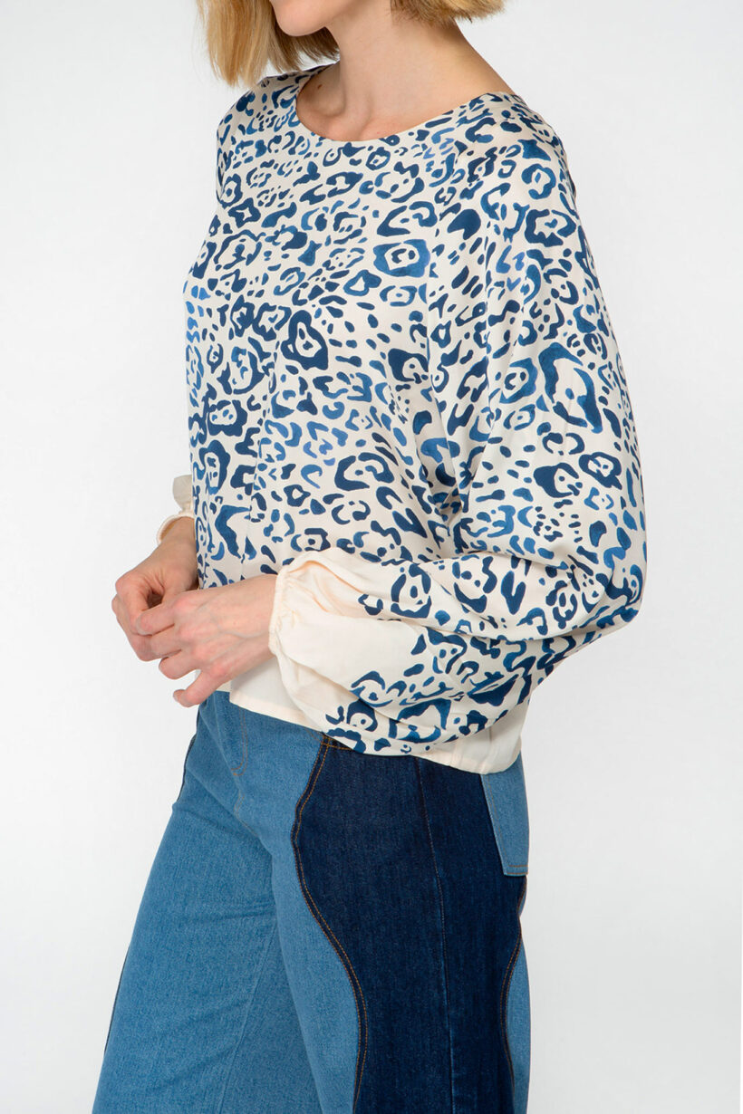 IVI collection BLUE LEO verkürzte Seidenbluse mit voluminösen Ärmeln mit blauem Leo-Print aus der AW24 Kollektion.

IVI collection BLUE LEO cropped silk blouse with voluminous sleeves with a blue leo print from the AW24 collection.