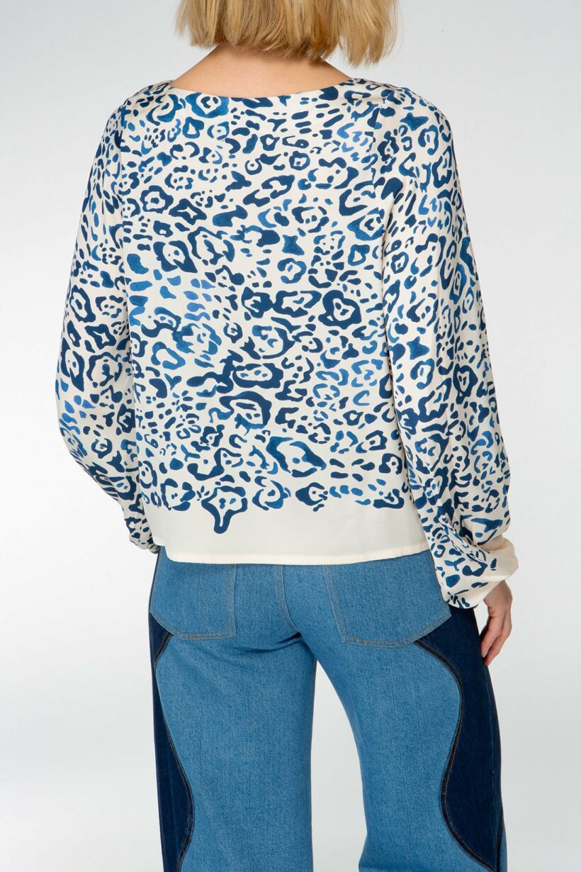 IVI collection BLUE LEO verkürzte Seidenbluse mit voluminösen Ärmeln mit blauem Leo-Print aus der AW24 Kollektion.

IVI collection BLUE LEO cropped silk blouse with voluminous sleeves with a blue leo print from the AW24 collection.