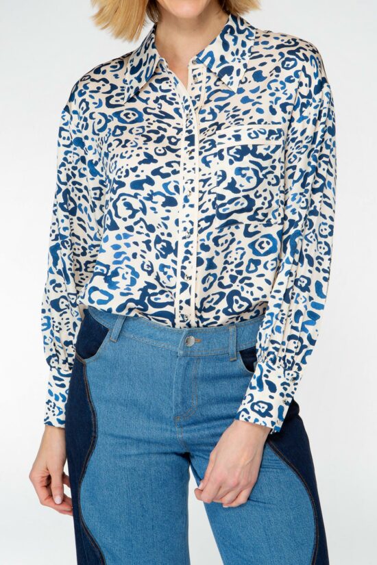 IVI collection BLUE LEO Seidenbluse in schmaler Passform mit klassischen Hemdkragen und elegante Manschetten im blauem Leo-Print aus der AW24 Kollektion. IVI collection BLUE LEO silk blouse in a slim fit with a classic shirt collar and elegant cuffs in a blue leopard print from the AW24 collection.