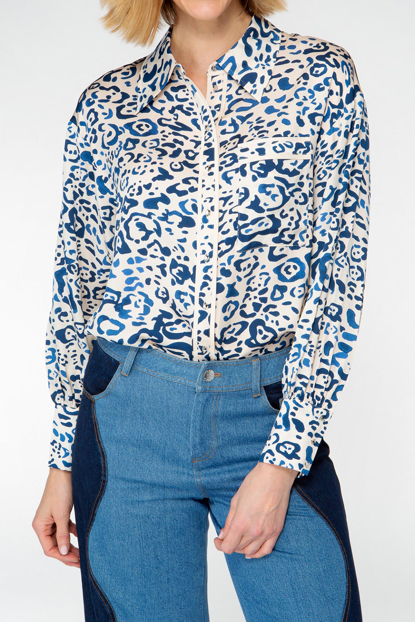 IVI collection BLUE LEO Seidenbluse in schmaler Passform mit klassischen Hemdkragen und elegante Manschetten im blauem Leo-Print aus der AW24 Kollektion. IVI collection BLUE LEO silk blouse in a slim fit with a classic shirt collar and elegant cuffs in a blue leopard print from the AW24 collection.