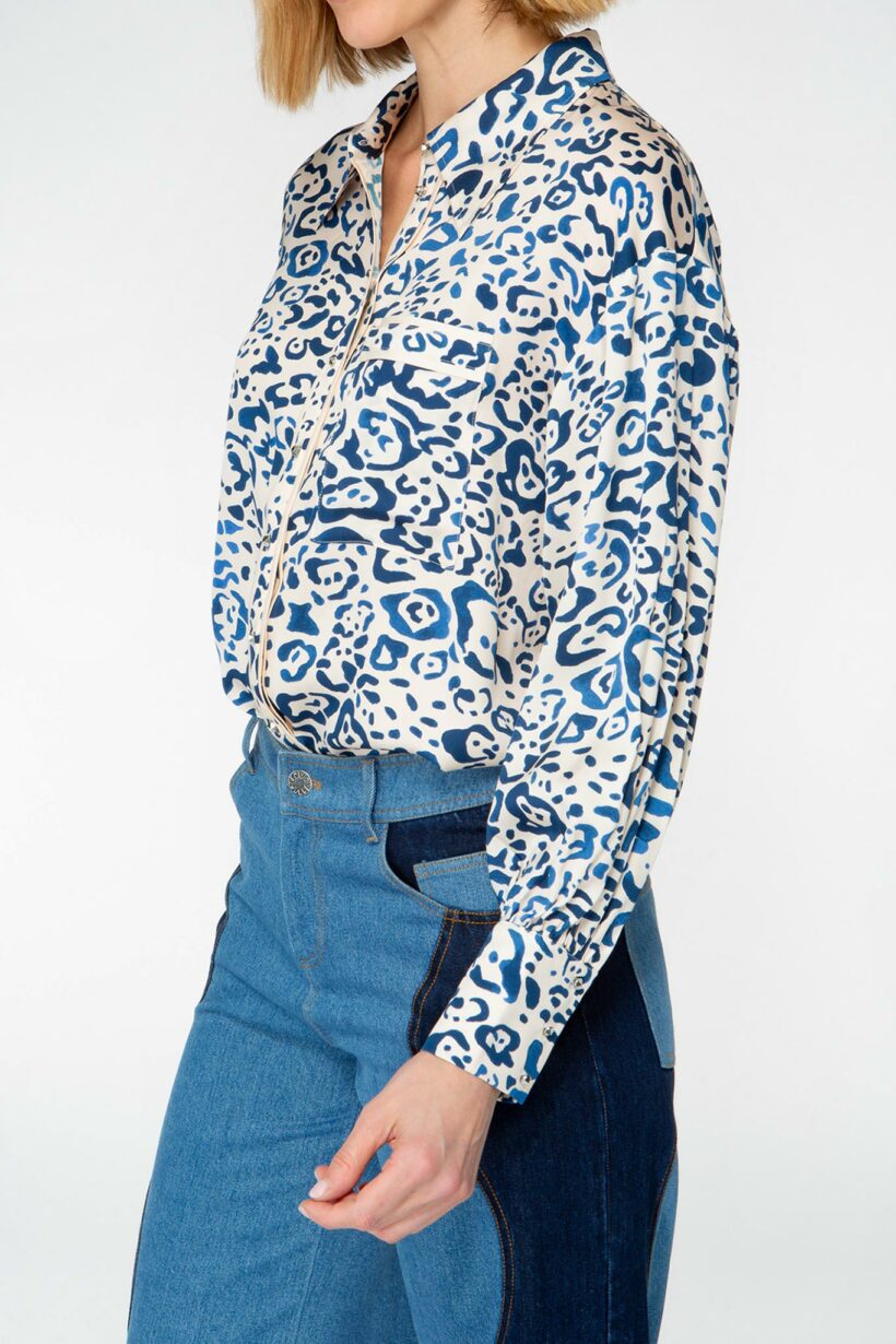 IVI collection BLUE LEO Seidenbluse in schmaler Passform mit klassischen Hemdkragen und elegante Manschetten im blauem Leo-Print aus der AW24 Kollektion.

IVI collection BLUE LEO silk blouse in a slim fit with a classic shirt collar and elegant cuffs in a blue leopard print from the AW24 collection.