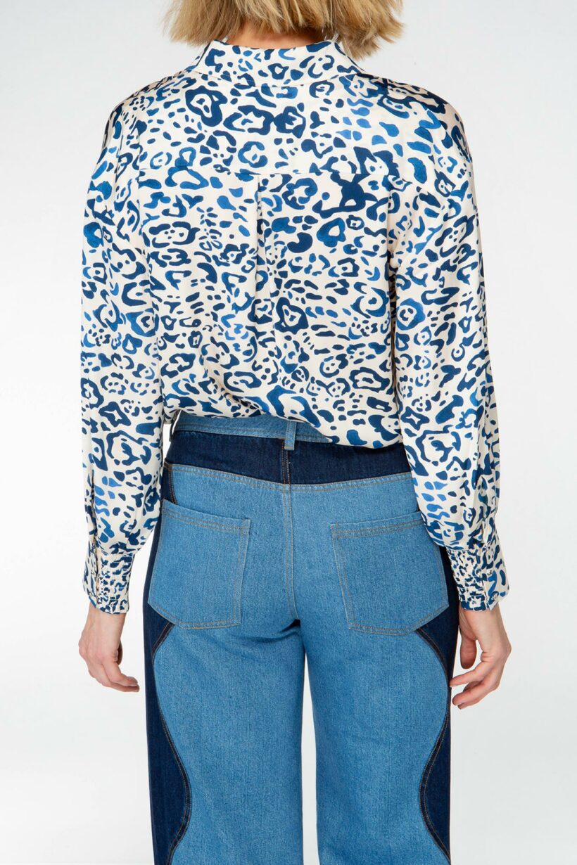 IVI collection BLUE LEO Seidenbluse in schmaler Passform mit klassischen Hemdkragen und elegante Manschetten im blauem Leo-Print aus der AW24 Kollektion.

IVI collection BLUE LEO silk blouse in a slim fit with a classic shirt collar and elegant cuffs in a blue leopard print from the AW24 collection.