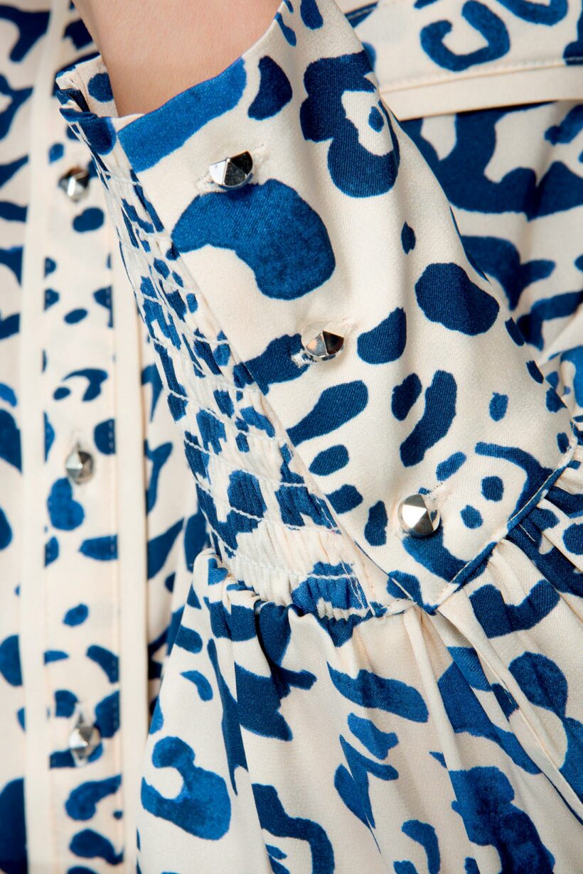 IVI collection BLUE LEO Seidenbluse in schmaler Passform mit klassischen Hemdkragen und elegante Manschetten im blauem Leo-Print aus der AW24 Kollektion.

IVI collection BLUE LEO silk blouse in a slim fit with a classic shirt collar and elegant cuffs in a blue leopard print from the AW24 collection.