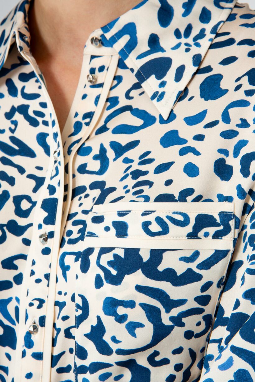 IVI collection BLUE LEO Seidenbluse in schmaler Passform mit klassischen Hemdkragen und elegante Manschetten im blauem Leo-Print aus der AW24 Kollektion.

IVI collection BLUE LEO silk blouse in a slim fit with a classic shirt collar and elegant cuffs in a blue leopard print from the AW24 collection.