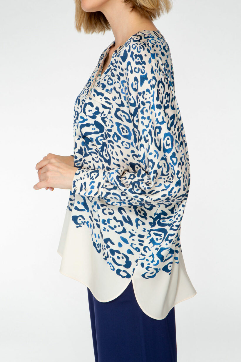 IVI collection BLUE LEO Seidentunika im Blusen-Look mit gepaspelter Knopfleiste und aufgesetzter Tasche mit blauem Leo-Print aus der AW24 Kollektion.

IVI collection BLUE LEO silk tunic in a blouse look with a piped button placket and patch pocket with a blue leopard print from the AW24 collection.